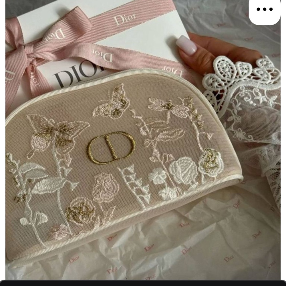 Christian Dior makeup pouch with goodies (040)